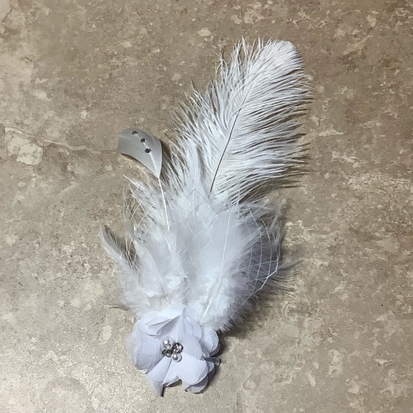 🌸 FEATHER BLING FLOWER FASCINATOR WHITE BURLESQUE BOHO CHIC HAIR CLIP - Picture 4 of 7